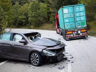 Incidente frontale su Apecchiese, traffico bloccato e ferito grave