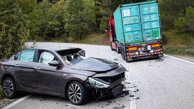 Incidente frontale su Apecchiese, traffico bloccato e ferito grave