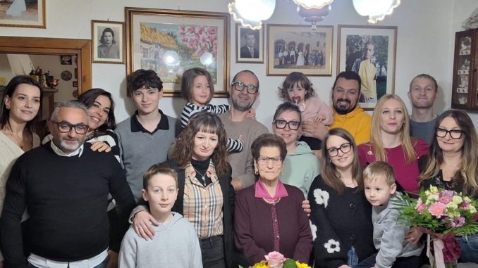Nella Frontini festeggia 100 anni con la sua famiglia