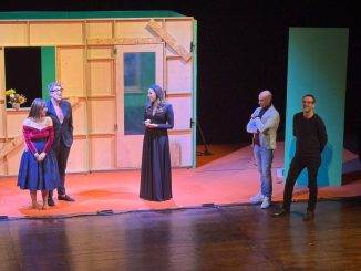 Chiara Francini incanta il pubblico e rilancia il teatro locale