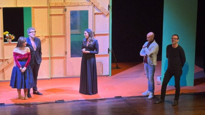 Chiara Francini incanta il pubblico e rilancia il teatro locale