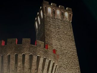 Umbertide illumina la Rocca di rosso contro la violenza