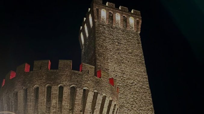 Umbertide illumina la Rocca di rosso contro la violenza