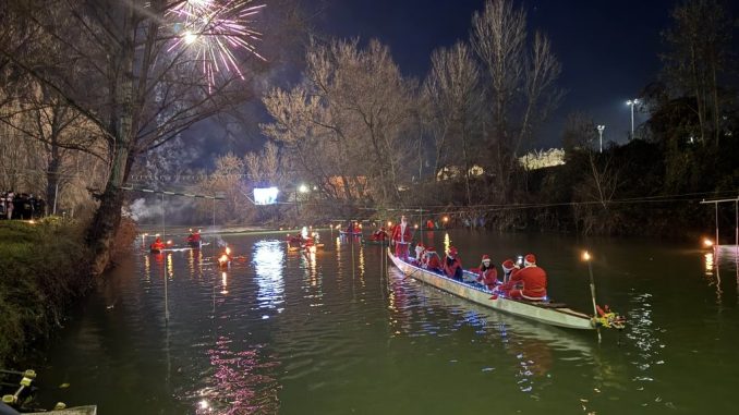 Natale in canoa a Città di Castello, magia sul Tevere