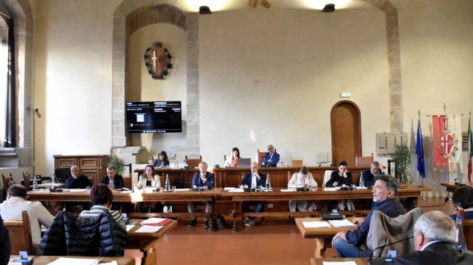 Consiglio di Città di Castello approva bilancio 2026: tariffe ferme e lotta all'evasione