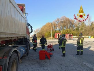 Vigili del fuoco neutralizzano fuga di GNL sulla E45 a Castello