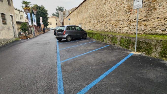 Sosta gratuita sulle strisce blu nel cuore cittadino