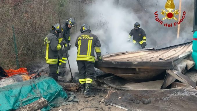 Escavatore salvato dalle fiamme nel deposito edile a Montone