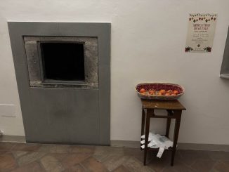 Frutta sospesa al convento, dono di Natale ai passanti