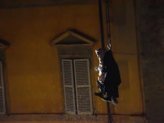 La Befana “acrobata” e volante fra le torri e campanili di Città di Castello