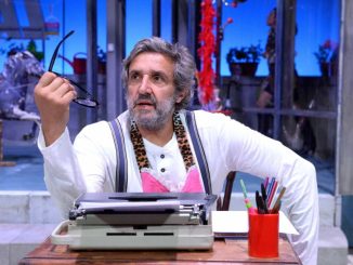 Flavio Insinna riporta in scena la Gente di facili costumi