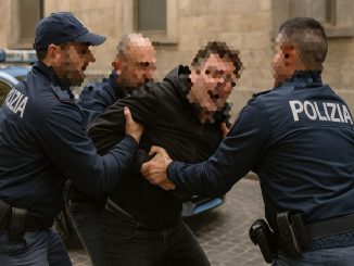 Aggressione a poliziotti durante controllo: arresto immediato