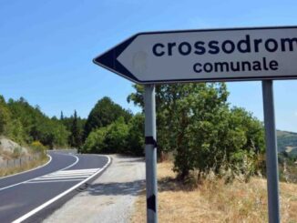 Incidente moto sulla SR257, centauro finisce nel dirupo