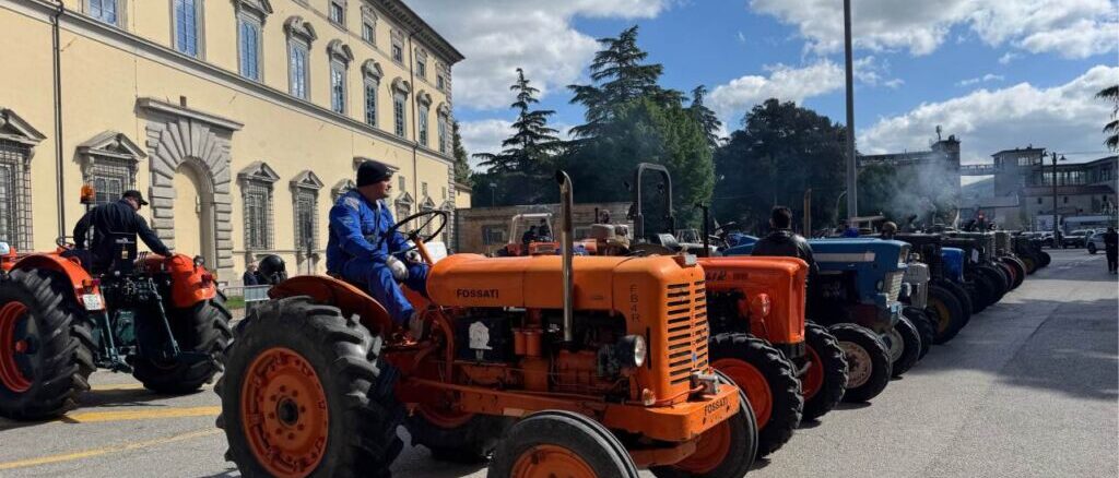 Agricoltura in festa: i trattori d'epoca invadono il centro