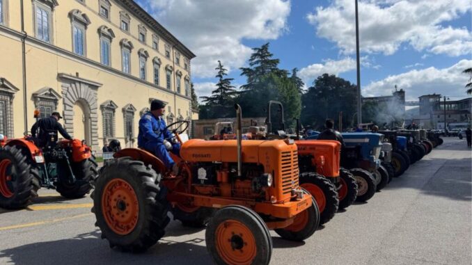 Agricoltura in festa: i trattori d'epoca invadono il centro
